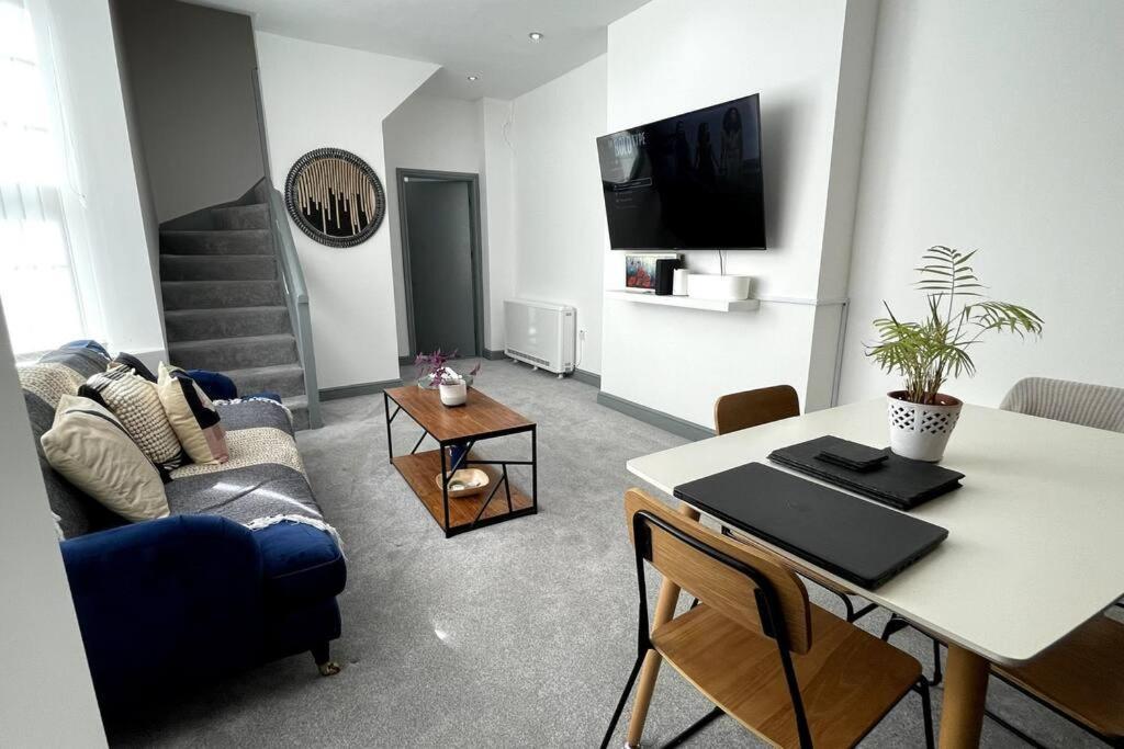Luxury 2 Bed Duplex Apartment By Yo Room! - Leicester City- Free Parking 외부 사진